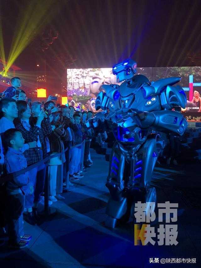 网红机器人泰坦现身大唐不夜城 会唱歌会舞蹈还能与观众互动
