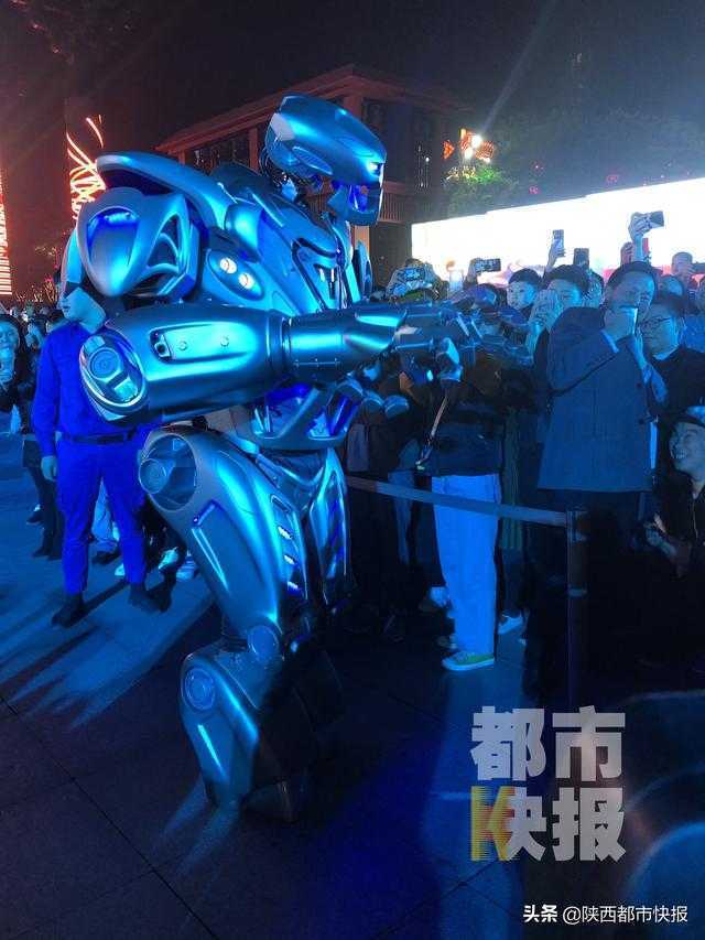 网红机器人泰坦现身大唐不夜城 会唱歌会舞蹈还能与观众互动