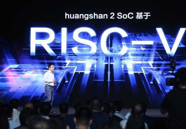 华米科技举行首届AI创新大会，公布"黄山2号"可穿着芯片