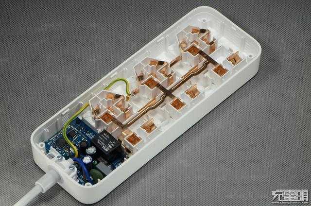 内置功率计量芯片 小米智能插线板拆解与评测