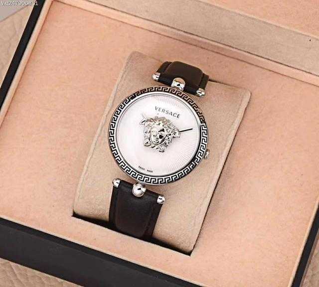 范思哲立体美杜莎头像手表充满吸引力，既能彰显出古典奢华气概