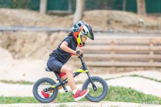 迪卡侬RUNRIDE 900竞赛级全盔，儿童平衡车平安骑行必备