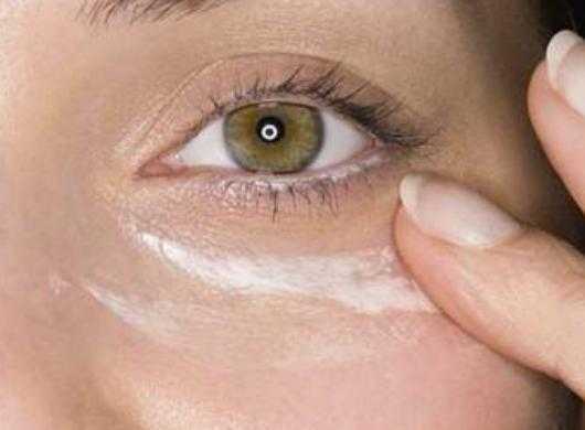 最适合80后使用的3款眼霜，睡前抹一抹，眼袋细纹悄悄消逝